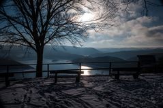 Schöne Aussicht im Winter bei Gegenlicht