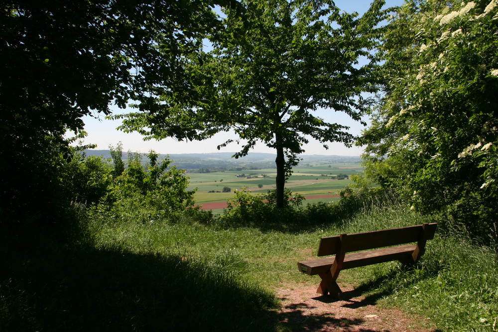 schöne Aussicht mit Bank