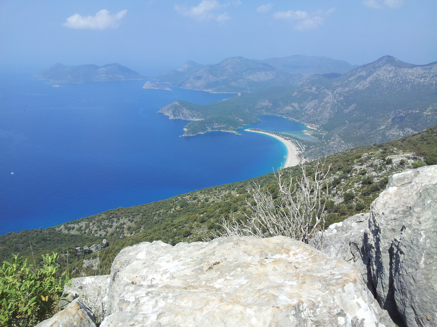 Schöne Aussichten aus einem Berg