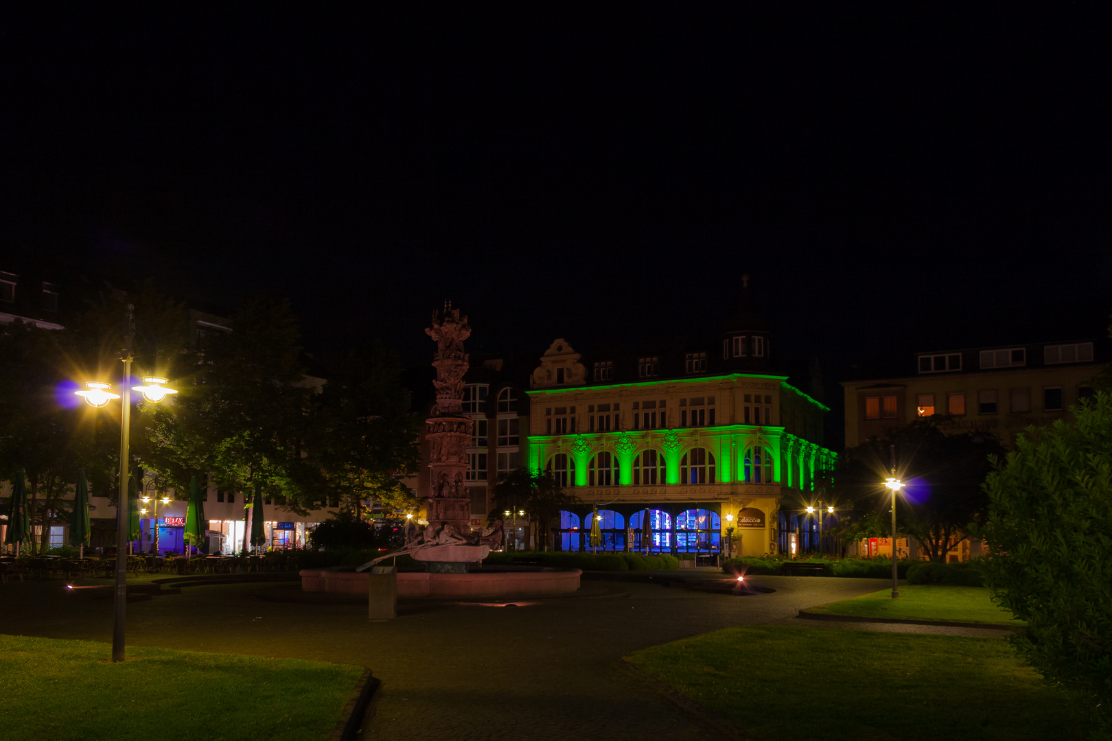 schöne Bar am Marktplatz bei Nacht