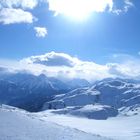 schöne Berglandschaft mit Sonne und Himmel