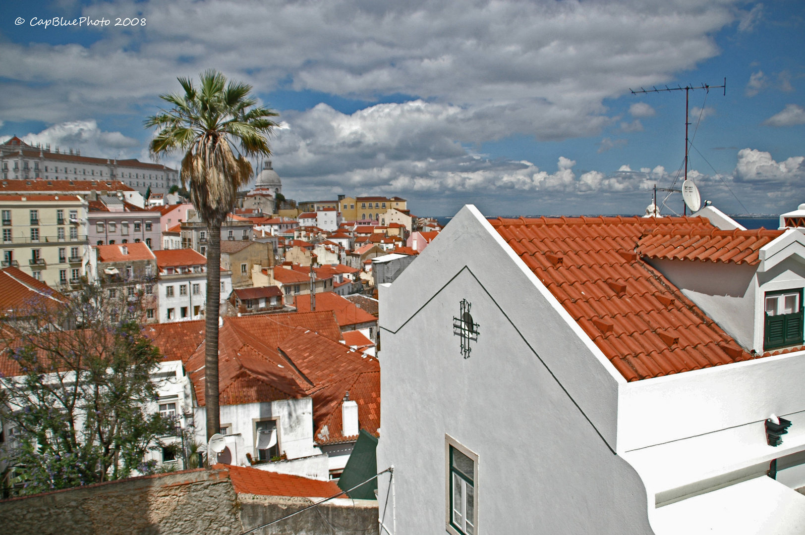 Schöne Dächer Lissabons bis zum Pantheon National