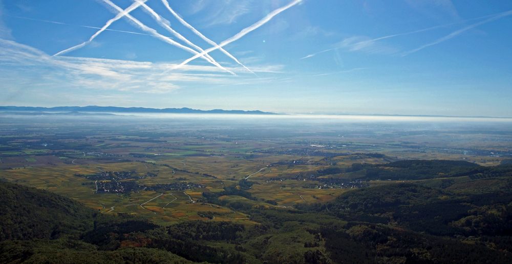 Schöne Ebenen mit Flugstreifen