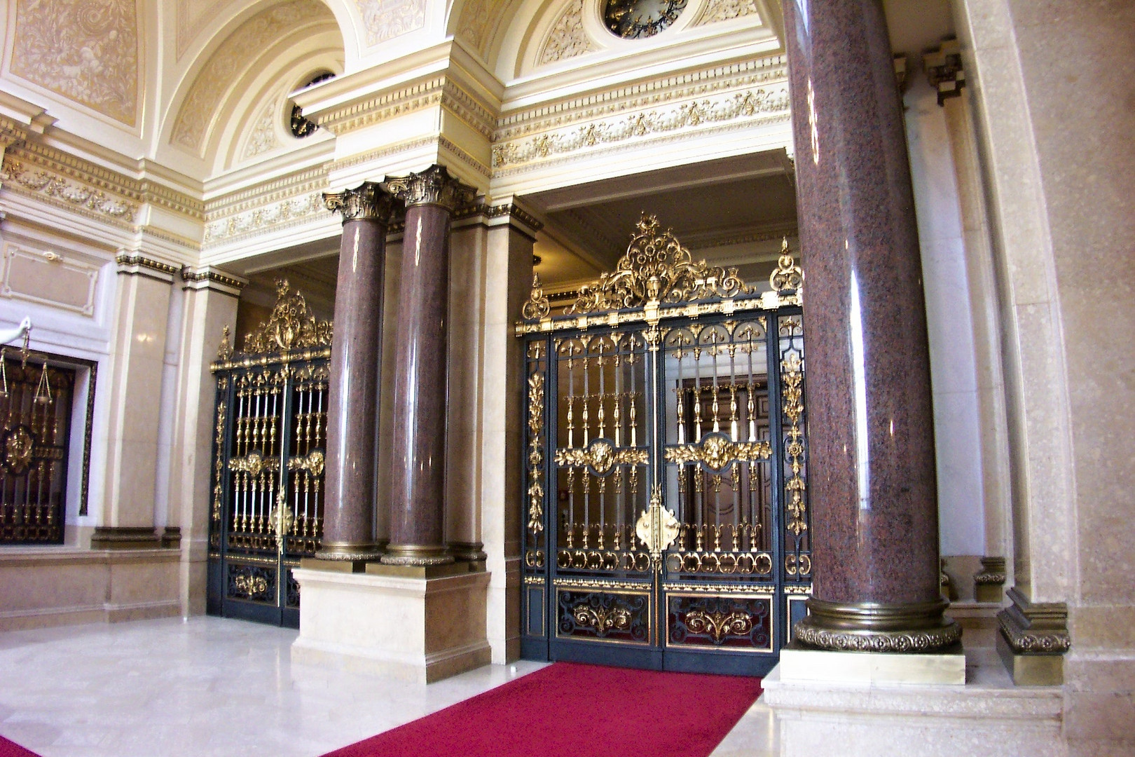 Schöne Eingangstüren im Hamburger Rathaus