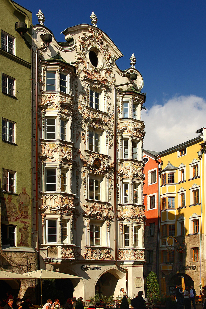 Schöne Fassaden sieht man in der der Innenstadt von Innsbruck. 2