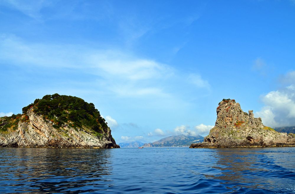 Schöne Felslandschaft im Golf von Neapel vor der Amalfiküste