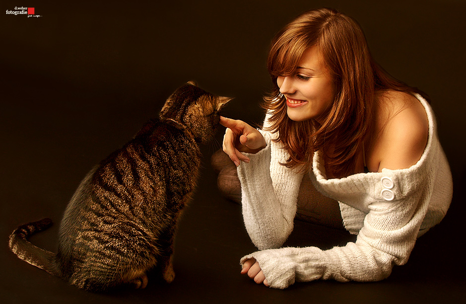 Schöne Frau stipst dicken Kater