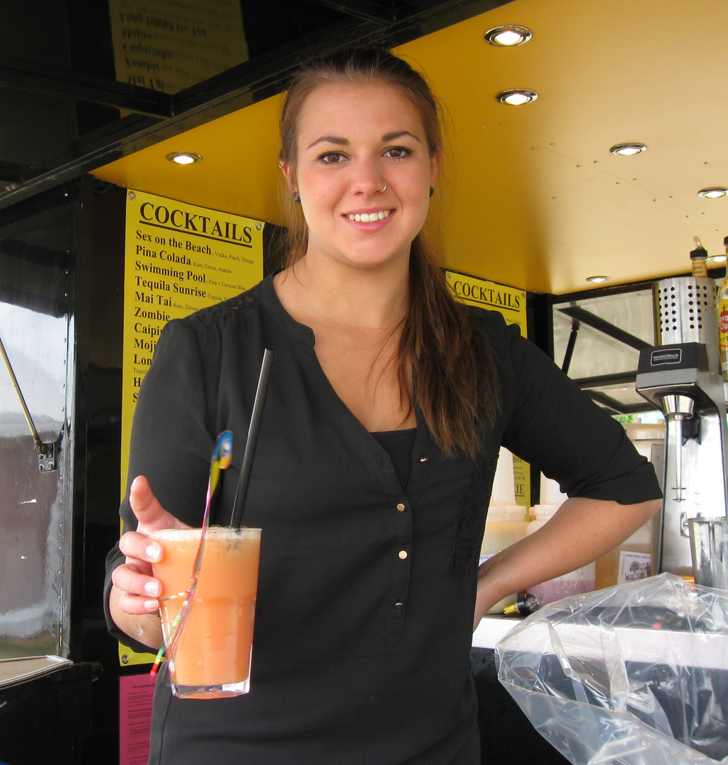 Schöne Frau und lecker Cocktail