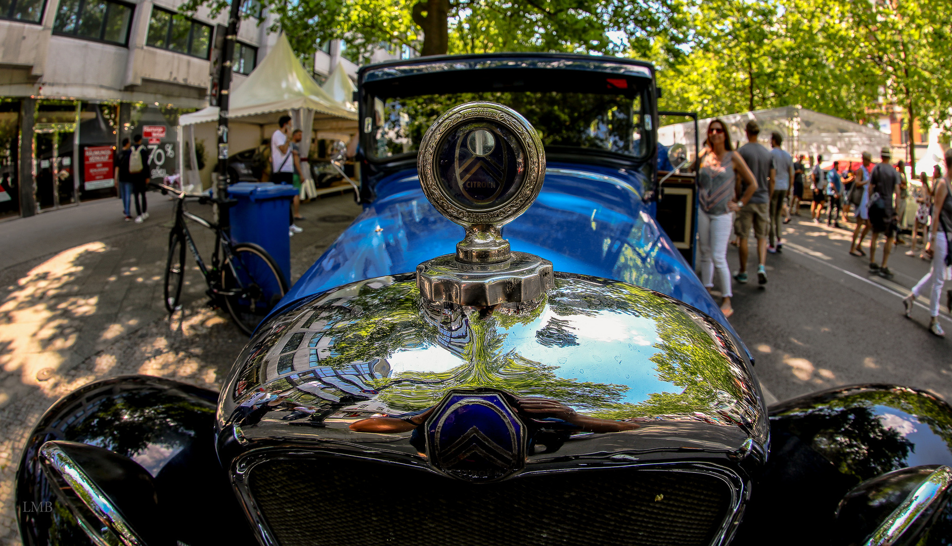 Schöne Frauen und schöne Autos