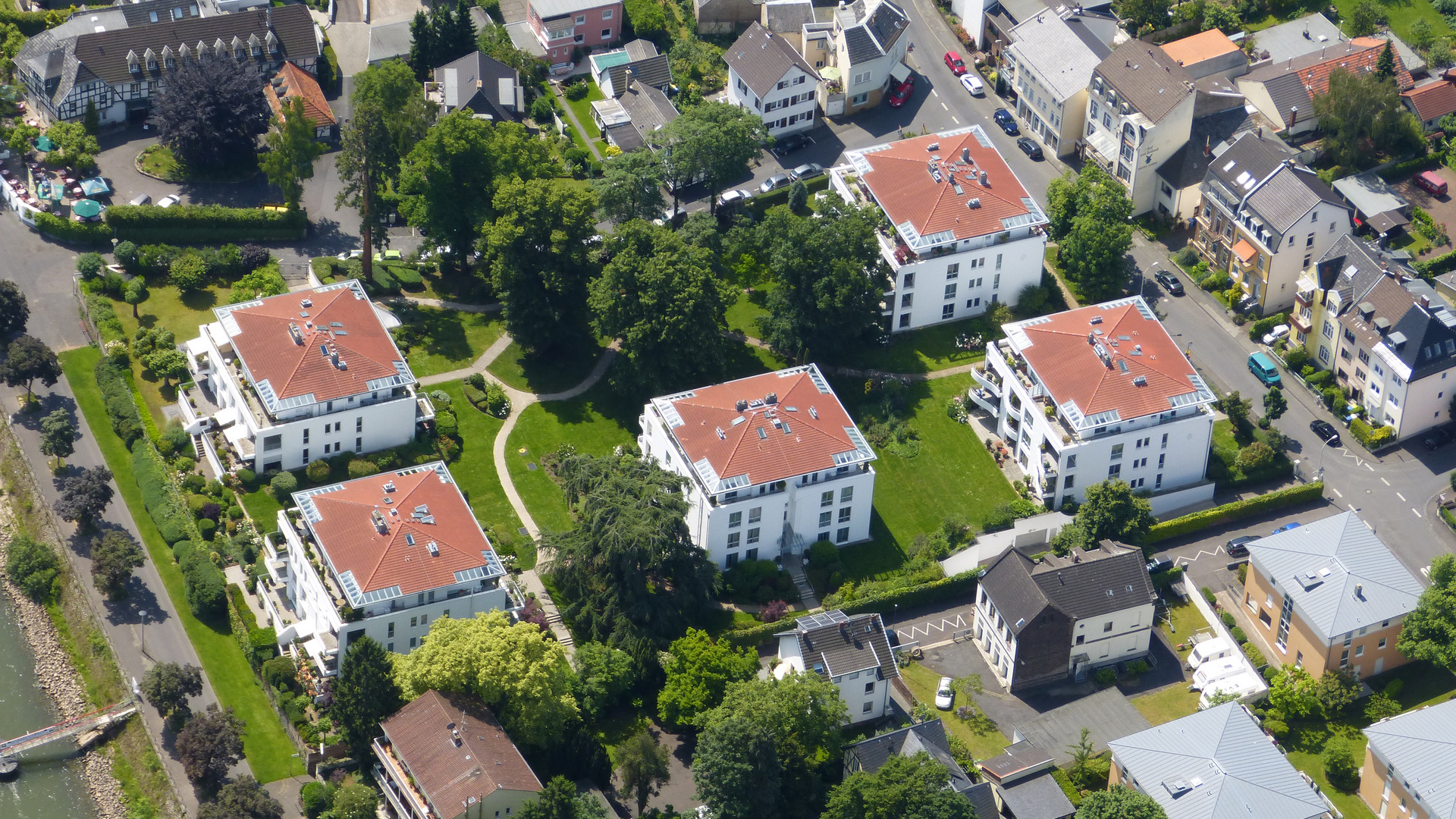 Schöne Häuser am Rhein in Bonn