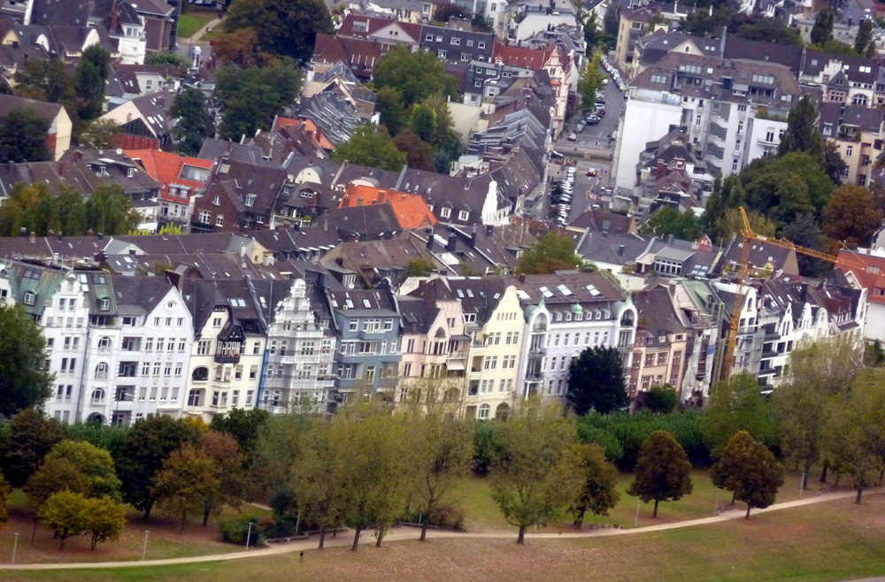 Schöne Häuser in Düssldorf gesehen vom Rheinturm