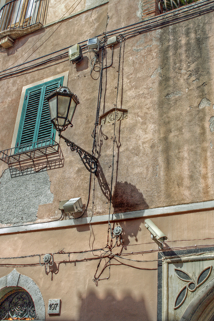 Schöne Hausfront in Taormina