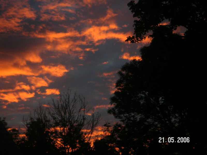 schöne rote wolken nach dem gewitter beim sonnenuntergang