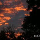 schöne rote wolken nach dem gewitter beim sonnenuntergang