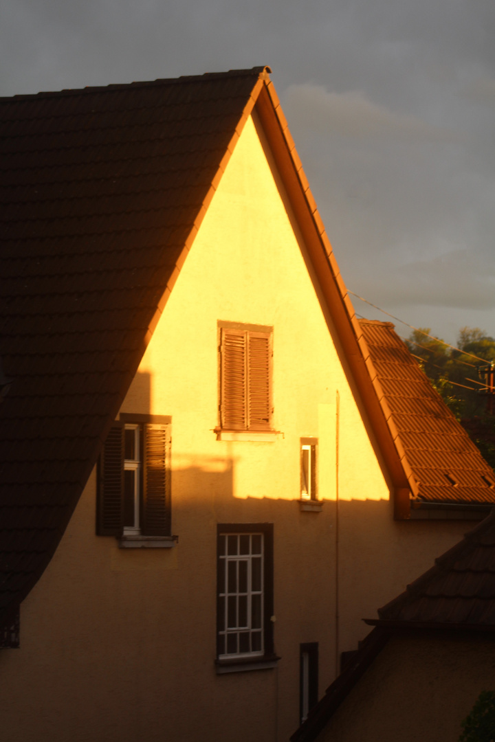 schöne Sonne auf alten Häusern am Abend 