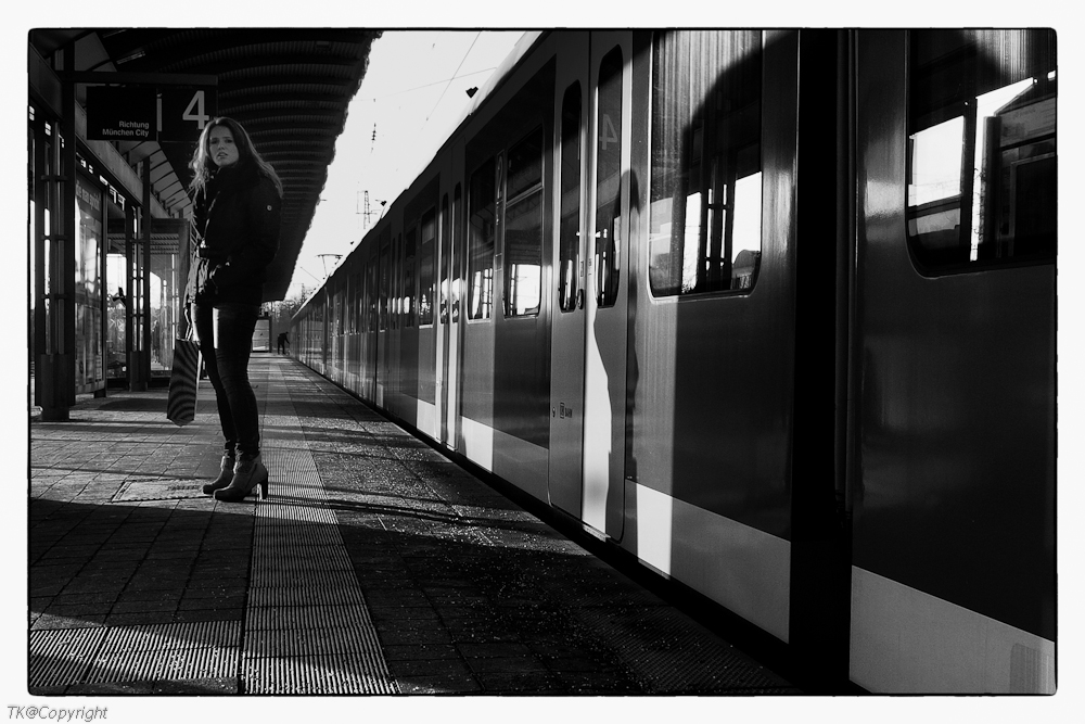 Schöne Unbekannte am Bahnsteig