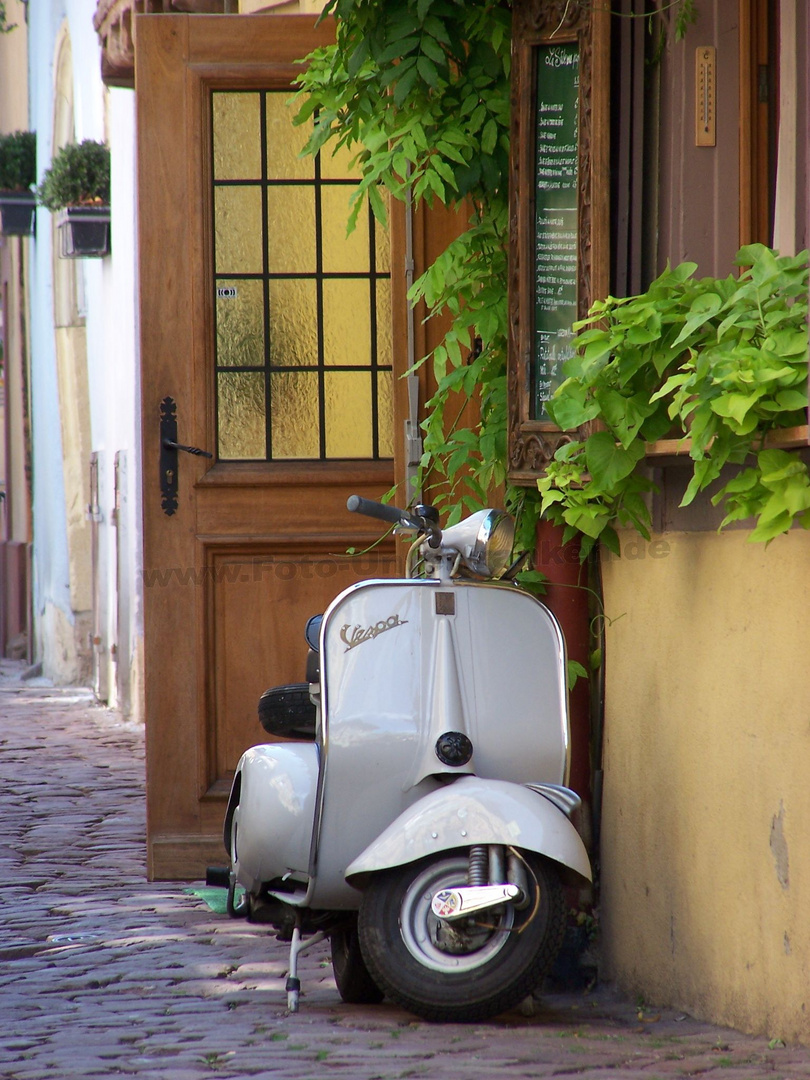 Schöne Vespa in passender Umgebung