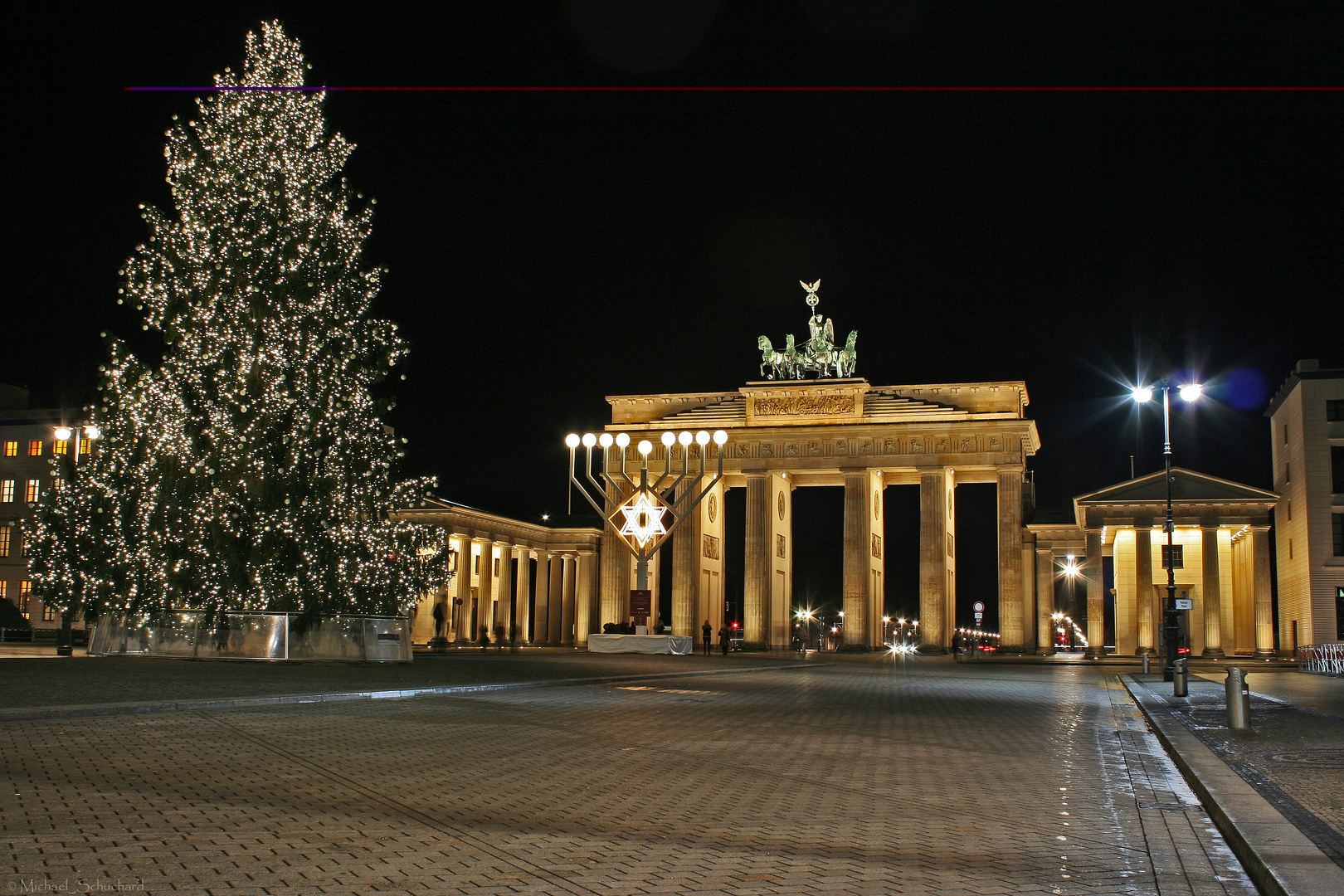 Schöne Weihnachten vom Brandenburger Tor