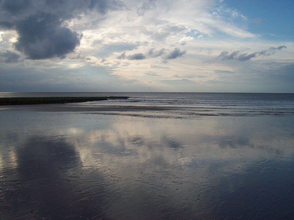 Schöne Wolke am Himmel die sich spiegelt X3