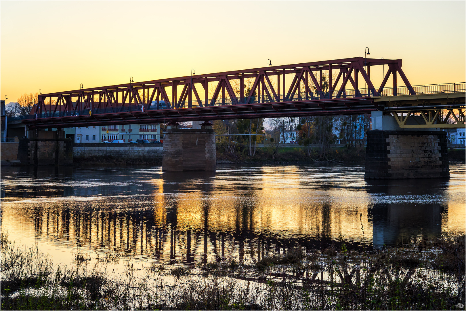 Schönebeck, Abends an der Elbbrücke