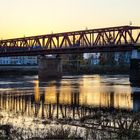 Schönebeck, Abends an der Elbbrücke