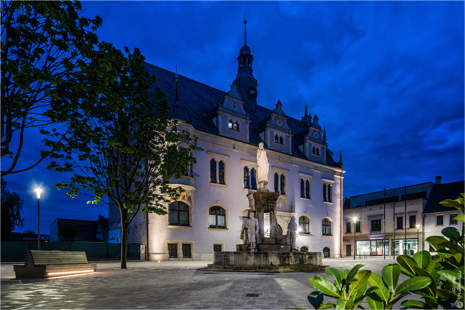 Schönebeck, Marktbrunnen und Rathaus