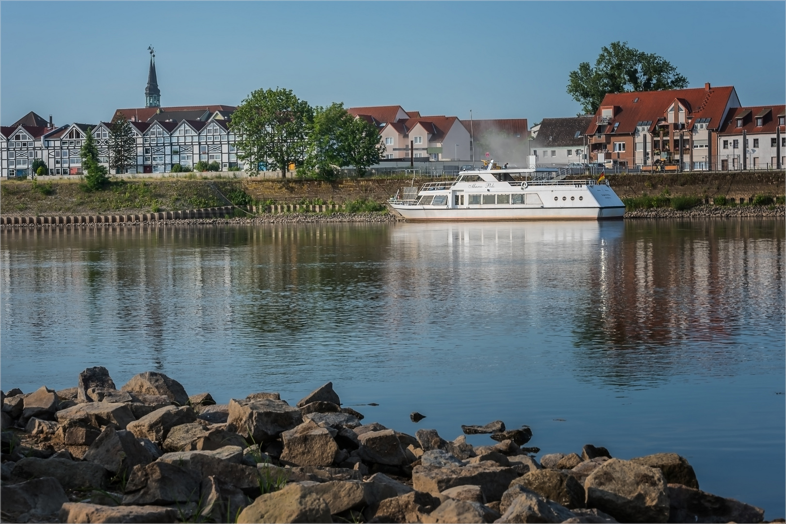 Schönebeck, Morgens an der Elbe