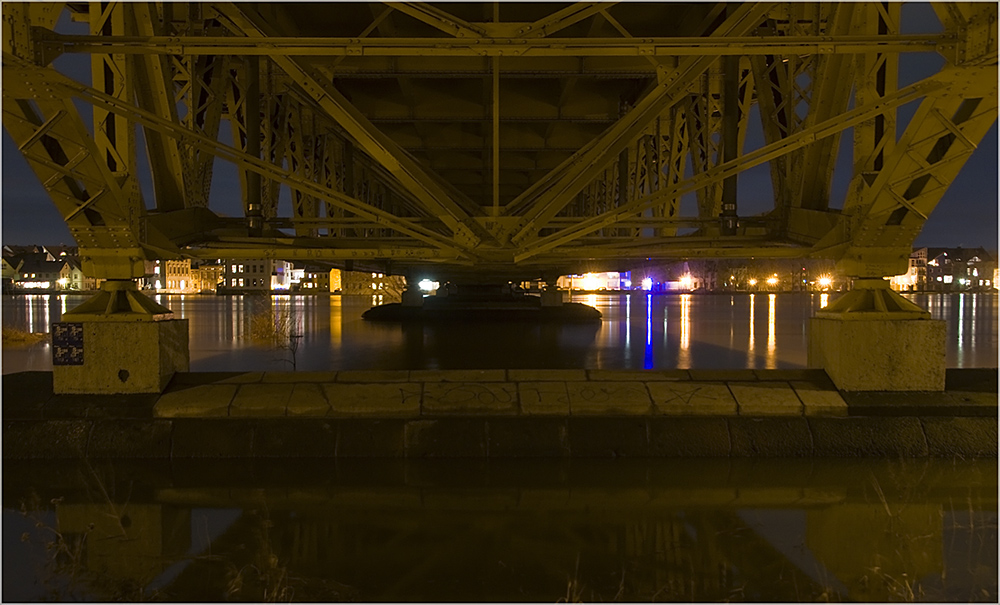 Schönebeck, Unter der alten Elbbrücke