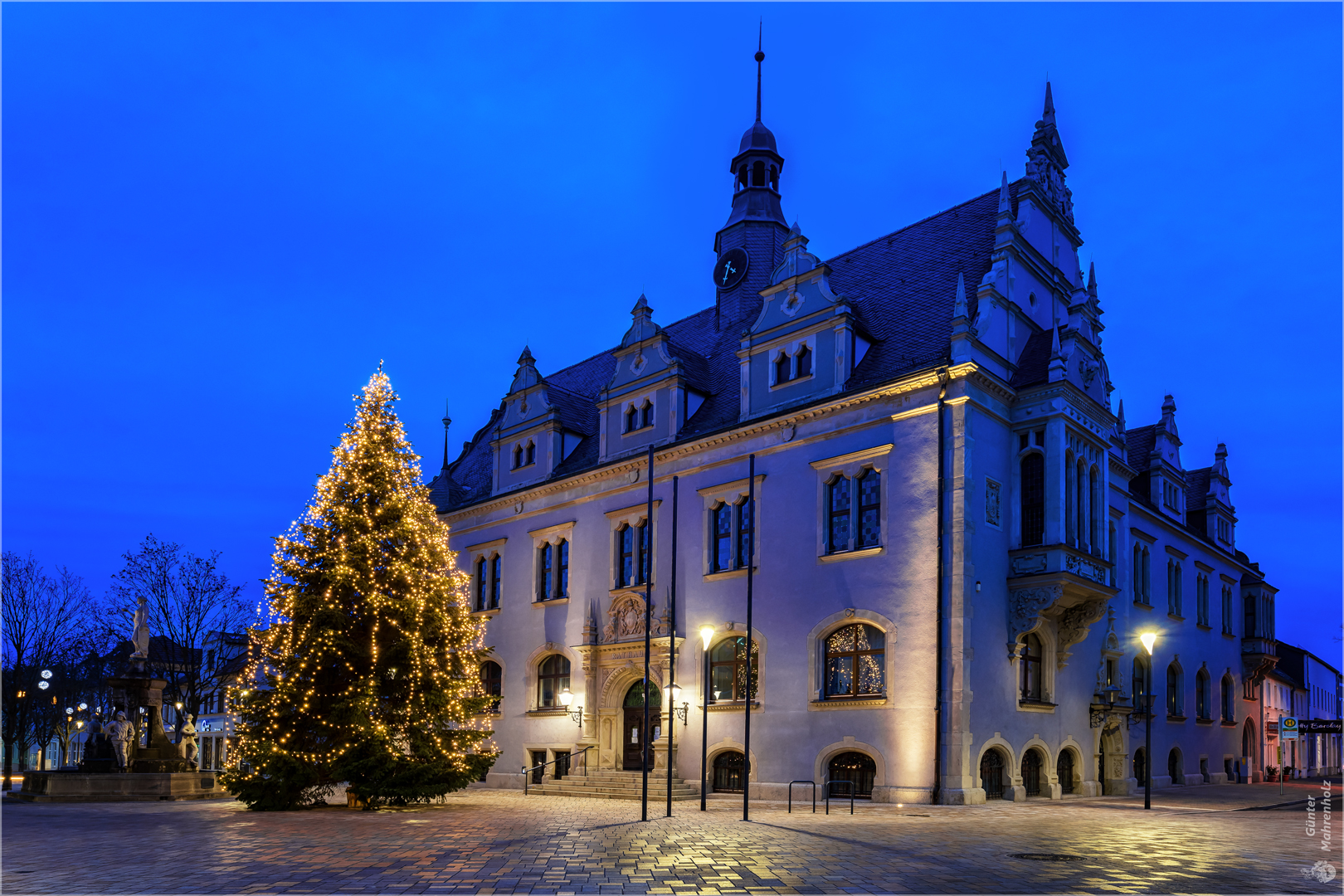 Schönebeck, Weihnachtsbaum und Rathaus