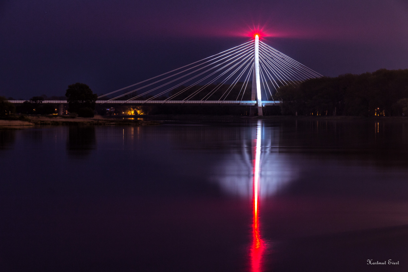 Schönebecker Elbauenbrücke zur späten Stunde.