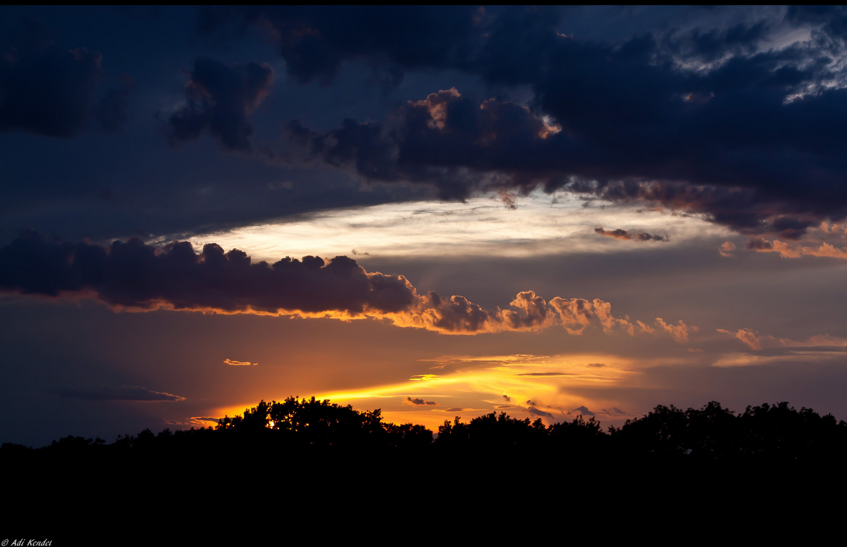 Schöner Abendhimmel nach Sonnenuntergang