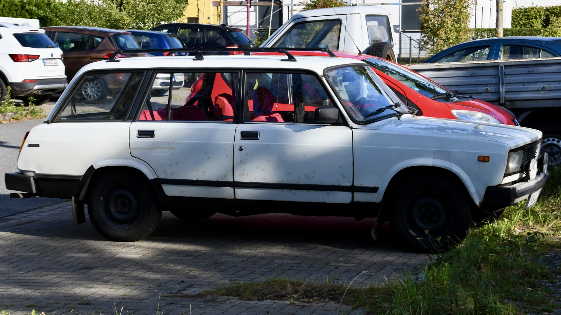 Schöner alter LADA 2104 Kombi mit 1500  Motor