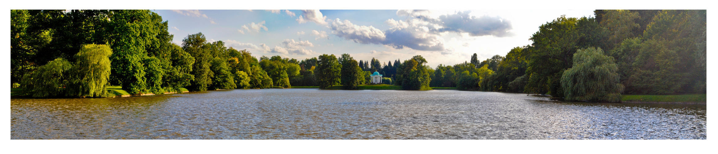 Schöner Auesee im Herbst