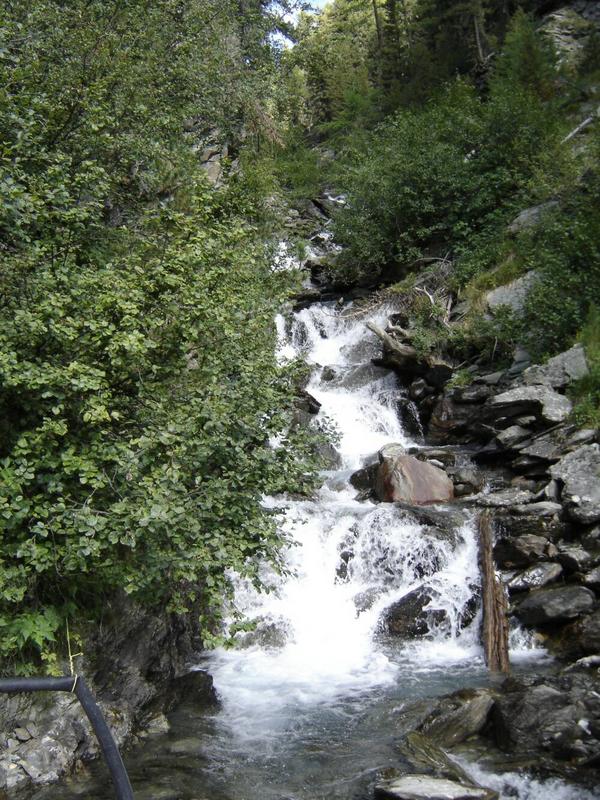 Schöner Bach in den Bergen