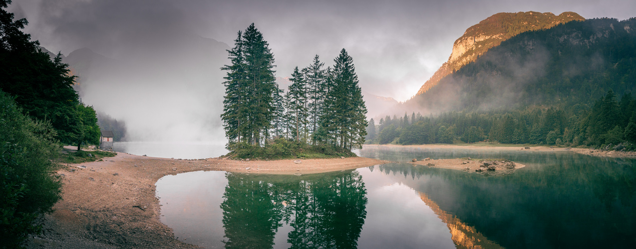 Schöner Bergsee in Italien an der Grenze zu Slowenien