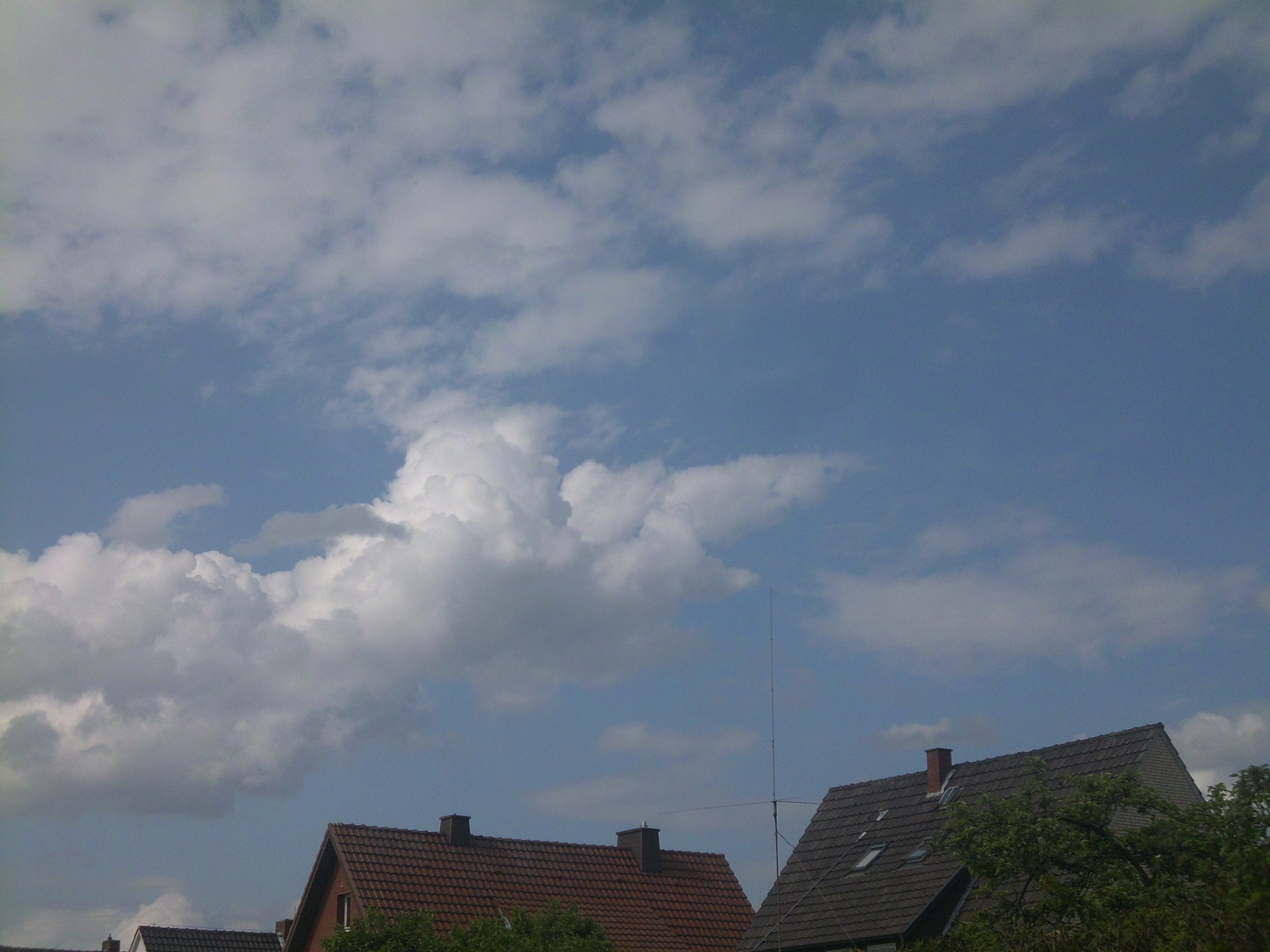 Schoener Blauer Himmel mit weißen Wolken :-)