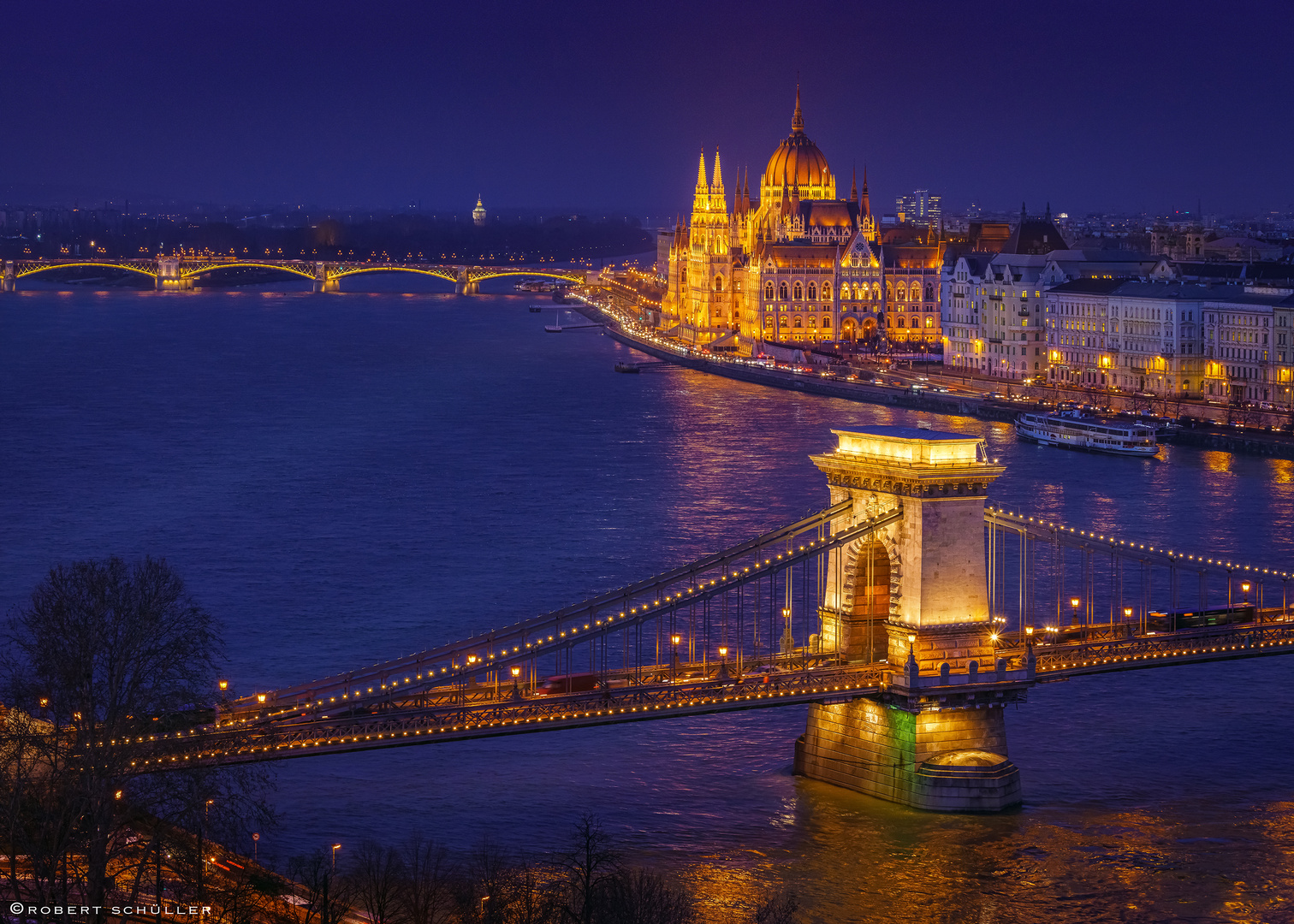 Schöner Blick über Kettenbrücke und Parlament in Budapest