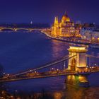 Schöner Blick über Kettenbrücke und Parlament in Budapest