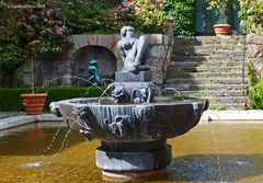 Schöner Brunnen mit weiblicher Statur