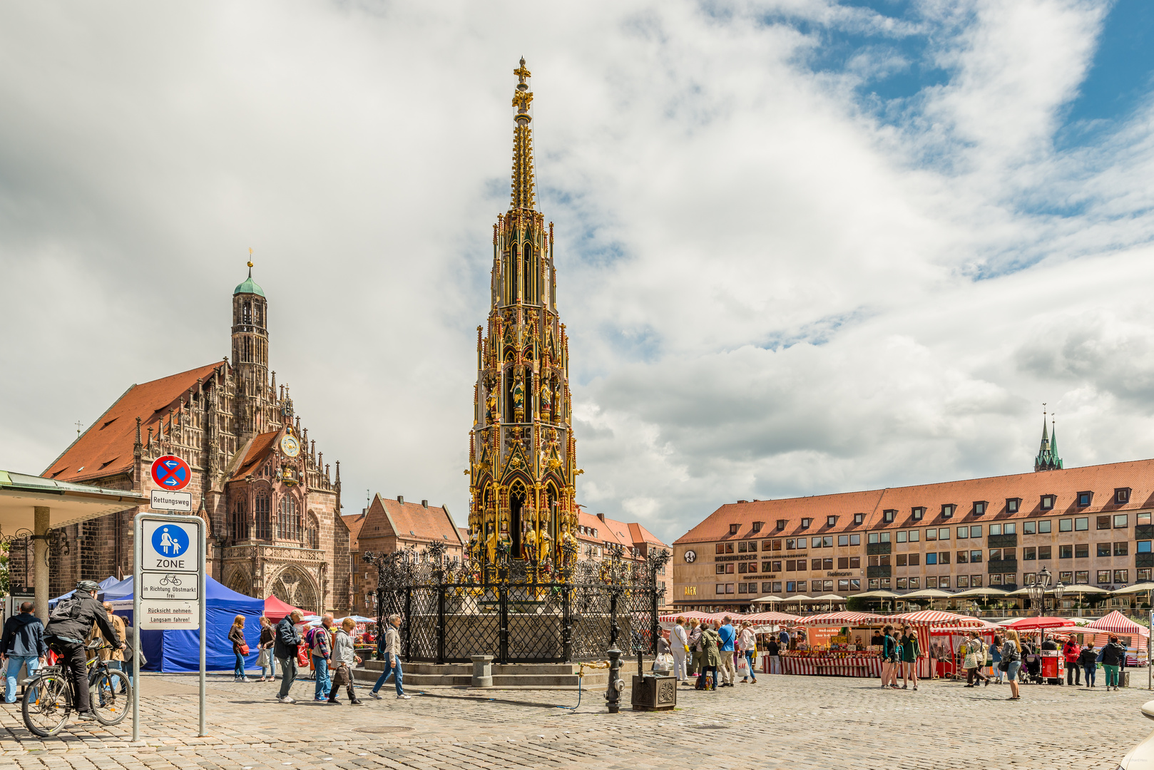 Schöner Brunnen und Frauenkirche Nürnberg 77