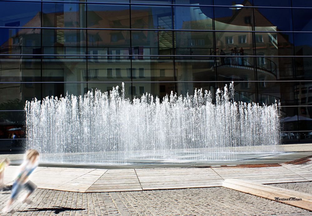 schöner Brunnen und Spiegelung