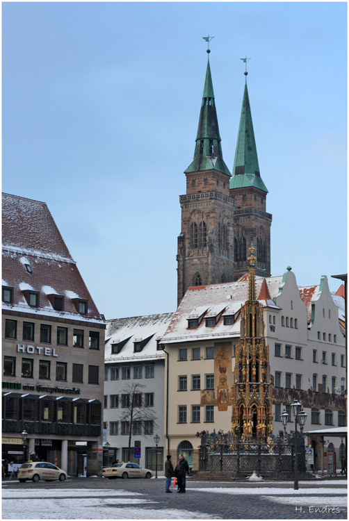 Schöner Brunnen und St. Sebald