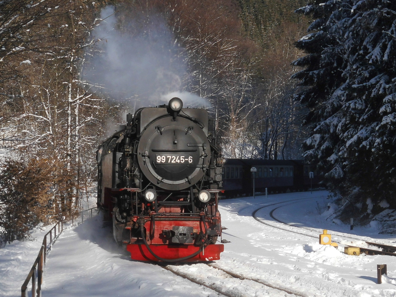 Schöner Dampfzug Winter in Eisfelder Talmühle 1.