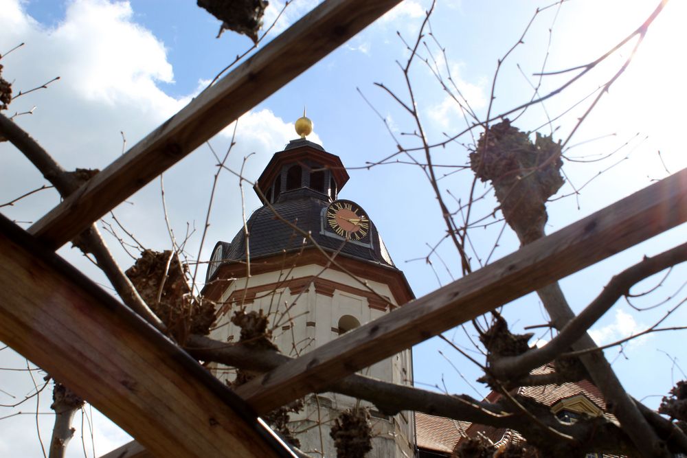 schöner Durchblick auf dieUhr der Schlosskirche