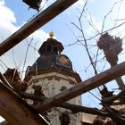 schöner Durchblick auf dieUhr der Schlosskirche