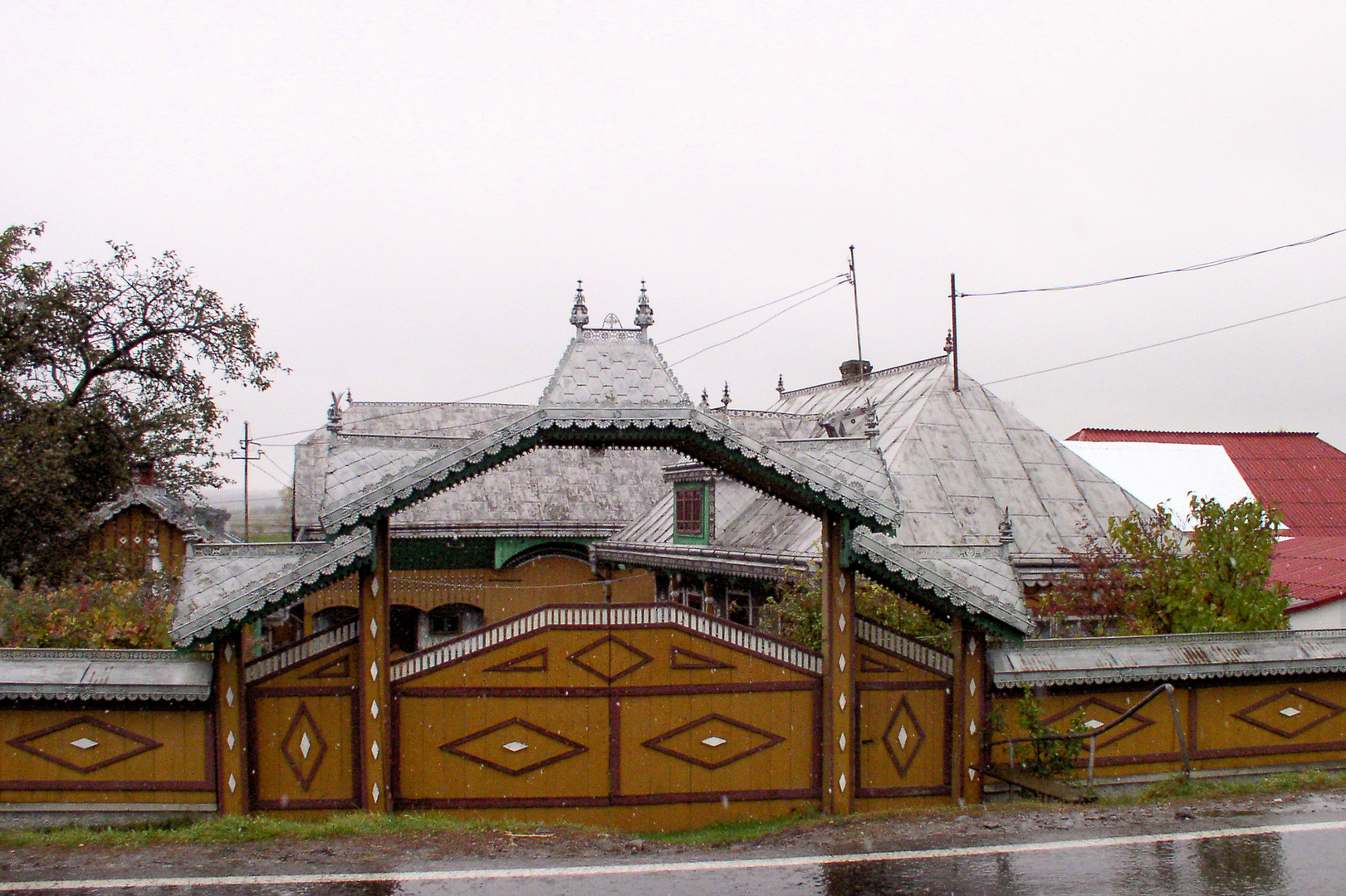 schöner Eingang in einem Dorf in der Region Moldova / Moldau