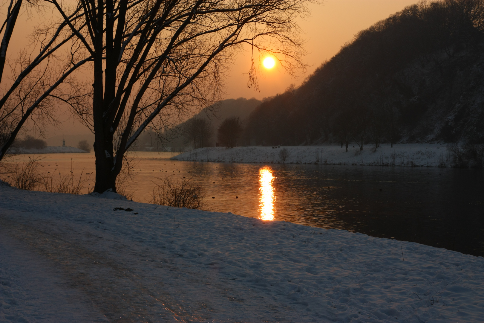 Schöner eiskalter Sonnenuntergang