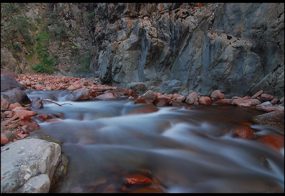 Schöner Fluss umgeben von gewaltigen Felsen