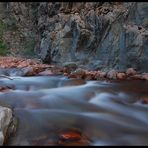 Schöner Fluss umgeben von gewaltigen Felsen