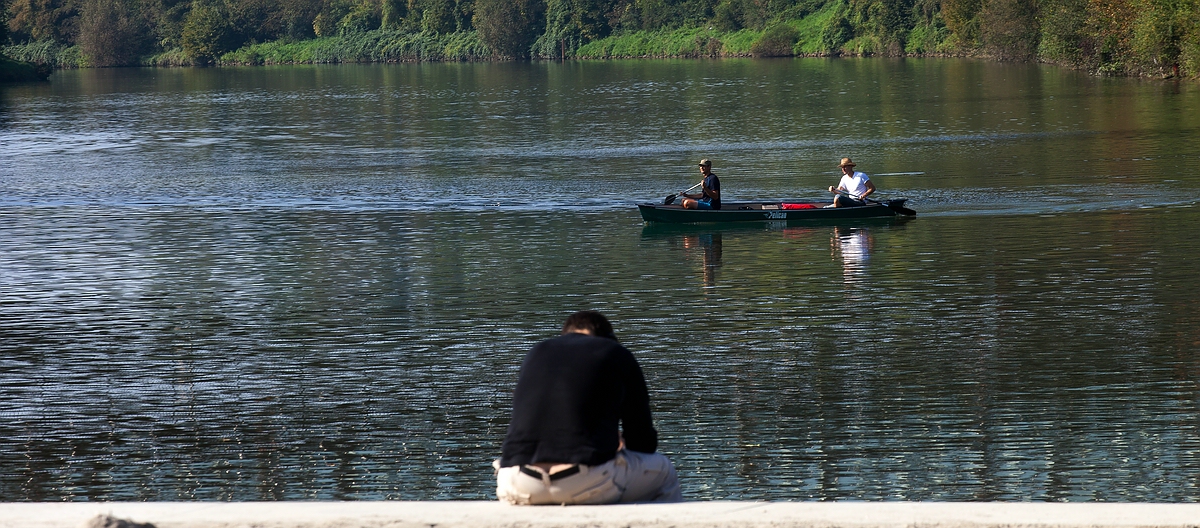 Schöner Herbsttag am Fluss